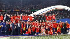 La selección española posa al completo con el trofeo de la Eurocopa en el Olympiastadion.