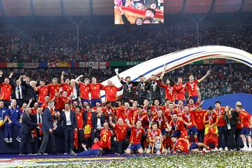 La selección española posa al completo con el trofeo de la Eurocopa en el Olympiastadion.