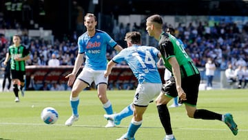 Soccer Football - Serie A - Napoli v U.S. Sassuolo - Stadio Diego Armando Maradona, Naples, Italy - April 30, 2022 Napoli's Dries Mertens scores their fourth goal REUTERS/Ciro De Luca