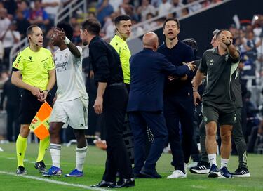 El delantero brasileño es sustituido por Arda Güler. Se va entre pitos y Simeone le dice: “Escucha, escucha”, en referencia al descontento del público con su actuación. Se monta el lío, el jugador se revuelve y le tienen que separar, a su vez Xabi Alonso también responde airadamente al entrenador del Atlético de Madrid.