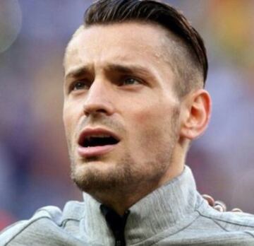 Mathieu Debuchy (14), otra de las bajas de Francia para la Euro 2016.