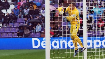 Parada de Masip, portero del Valladolid, durante un partido.