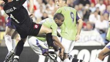 <b>DE CABEZA. </b>Tristán aprovechó la indecisión de César y de su defensa para empatar el marcador de La Romareda al filo del descanso.