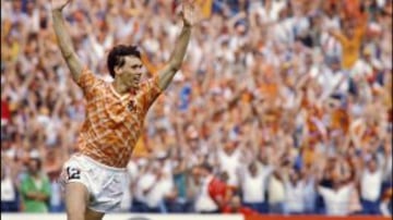 El tremendo goleador holandés marcó uno de los goles más recordados de la historia en la final de la Eurocopa de 1988, con una espectacular volea para vencer a la Unión Soviética. En ese certamen usó la camiseta 12 y ahí se inmortalizó.