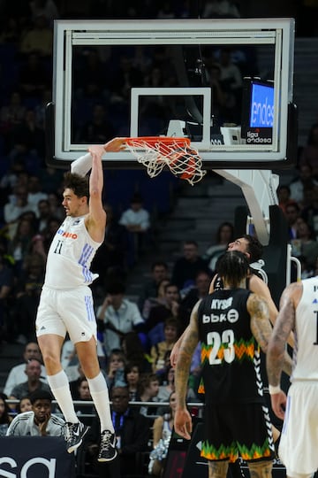 Mario Hezonja, alero del Madrid, machaca de espaldas ante Michale Kyser, del Bilbao Basket.