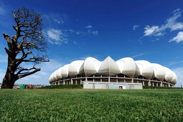 Construido para el Mundial, tiene una capacidad de 42.486 asientos. Situado en a bahía de Nelson Mandela, en la ciudad de Port Elizabeth, costó cerca de 150 millones de euros. Se disputaron en este estadio cinco encuentros de la primera fase, uno de octavos de final, uno de cuartos y el partido por el tercer y cuarto puesto.