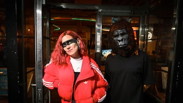 María Eguizabal junto a MONO, ambos integrantes del grupo ELYELLA.