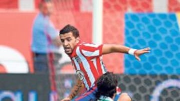 <b>LA ENTRADA. </b>Simao cae lejos de la portería.