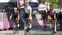 El ciclista eslovaco Peter Sagan celebra su victoria en la d&eacute;cima etapa del Giro de Italia 2021 tras imponerse en el esprint de Foligno.