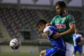 Rubén Farfán disputa un balón con Claudio Meneses.