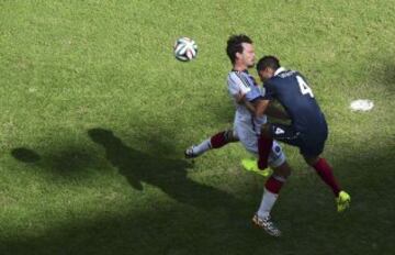 Mats Hummels y Raphael Varane.