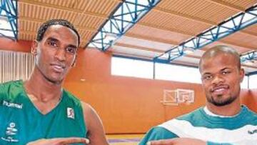 <b>DÚO LETAL. </b>Kelati y Cook, posando para AS.