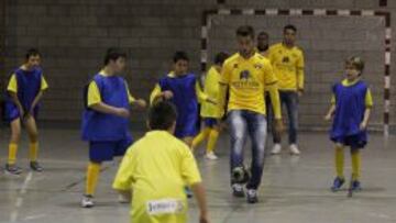 TARDE DIVERTIDA. Los jugadores del Alcorcón Máyor y Plano jugaron un partido con los niños