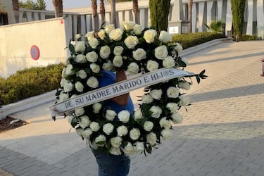 Una corona de flores de Cari Lapique y el marido de Caritina Goyanes llega al tanatorio en San Pedro Alcántara .
