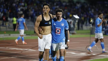 MEX9100. CIUDAD DE MÉXICO (MÉXICO), 08/04/2025.- Angel Sepúlveda (i) y José Ignacio Rivero (d) de Cruz Azul celebran el triunfo ante América este martes, durante el partido de vuelta de cuartos de final de la Copa de Campeones de la Concacaf entre Cruz Azul y América en el estadio Olímpico Universitario de Ciudad de México (México). EFE/Sáshenka Gutiérrez