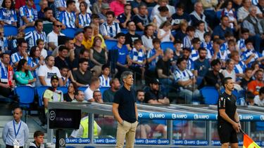 SAN SEBASTIÁN, 09/10/2022.- El entrenador de la Real Sociedad, Imanol Alguacil, durante el partido de la jornada 8 de Liga en Primera División que Real Sociedad y Villarreal CF juegan hoy domingo en el Reale Arena, en San Sebastián. EFE/Javier Etxezarreta