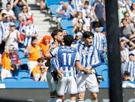 SAN SEBASTIÁN, 04/04/2026.- El centrocampista de la Real Sociedad Brais Méndez (i) celebra tras marcar el 2-0 durante el partido de LaLiga EA Sports disputado este sábado en el Estadio de Anoeta de San Sebastián. EFE/Javier Etxezarreta