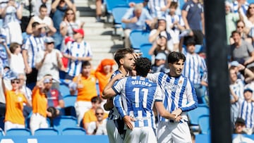 SAN SEBASTIÁN, 04/04/2026.- El centrocampista de la Real Sociedad Brais Méndez (i) celebra tras marcar el 2-0 durante el partido de LaLiga EA Sports disputado este sábado en el Estadio de Anoeta de San Sebastián. EFE/Javier Etxezarreta