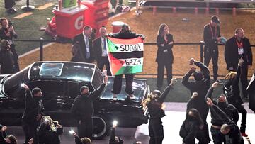 El bailarín de Kendrick Lamar con la bandera de Palestina en la Super Bowl.
