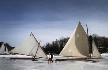 Los amantes de la vela sobre hielo han podido disfrutar más tiempo del río Hudson helado debido al duro invierno que ha padecido el noreste de EEUU.