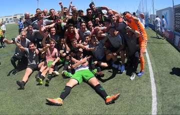 El Racing de Santander vuelve a Segunda cuatro años después y los jugadores y el cuerpo técnico del club lo han celebrado por todo lo alto.