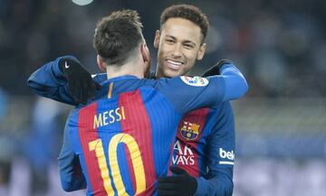 Neymar abraza a Messi en su etapa barcelonista.