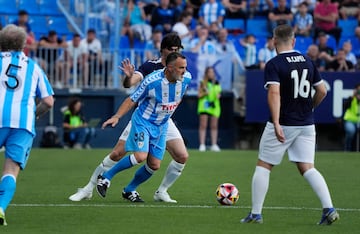 Gerardo trata de irse de Carlos Mart¨ªnez ante Capel.