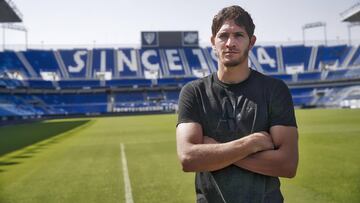 Blanco Leschuk, delantero del M&aacute;laga, posa para As en La Rosaleda.