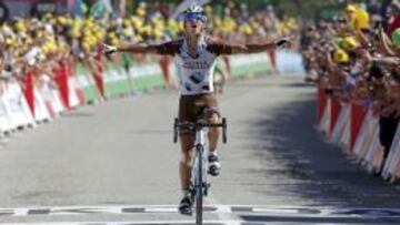 Alexis Vuillermoz celebra su triunfo en el Muro de Bretaña.