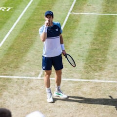 Murray da una masterclass de juego en hierba a Tsitsipas