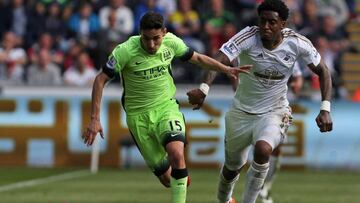 Navas disputa el balón con un rival.