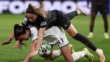 OH Louvain's Belgian forward #10 Aurelie Reynders (L) fights for the ball with Paris Saint-Germain's Spanish defender #77 Olga Carmona (C) during the UEFA Women's Champions League first round day five football match between Paris Saint-Germain and OH Louvain at the Parc des Princes in Paris on December 9, 2025. (Photo by FRANCK FIFE / AFP)