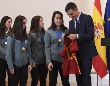 Pedro Sánchez ha recibido a las jugadoras de la selección de fútbol femenino Sub-17 tras proclamarse campeonas del mundo el pasado diciembre.