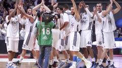 VICTORIOSOS. Los jugadores del Real Madrid, con Sergio Rodr&iacute;guez en primer plano, celebrando un triunfo en el Palacio.