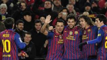 <b>UNA PIÑA. </b>Los jugadores del Barcelona se abrazan celebrando un gol conseguido por Cesc Fàbregas en el Camp Nou.