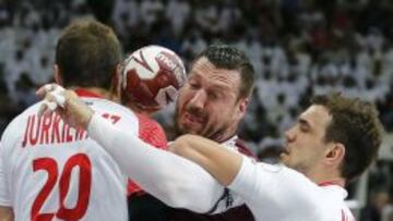 Borja Fernández se enfrenta a la defensa de Qatar.