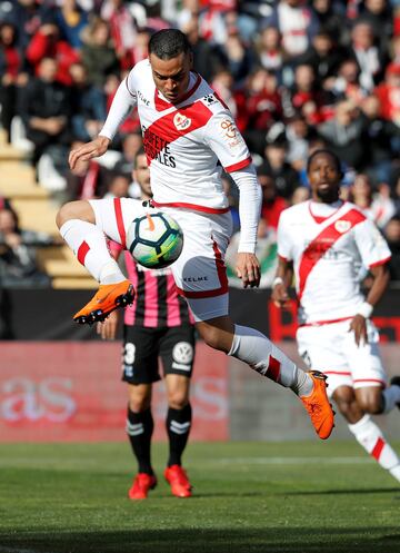 El delantero tuvo una gris actuaci¨®n en la victoria del Rayo frente el Eibar (1-0). Vio la tarjeta amarilla en el minuto 19 y Michel decidi¨® sustituirle por Tito en el 79'.