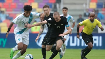 AMDEP1281. SANTIAGO DEL ESTERO (ARGENTINA), 20/05/2023.- Arquimidez Zacarías (i) de Guatemala disputa un balón con Adam Supyk de Nueva Zelanda hoy, en un partido del grupo A de la Copa Mundial de Fútbol sub-20 entre Guatemala y Nueva Zelanda en el estadio Único de Ciudades en Santiago del Estero (Argentina). EFE/ Juan Ignacio Roncoroni