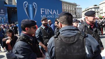 k01 MIL&Aacute;N (ITALIA), 26/05/2016.- Agentes de polic&iacute;a italianos patrullan la Piazza del Duomo en Mil&aacute;n, Italia, hoy, 26 de mayo de 2016. La final de la Liga de Campeones entre el Real Madrid y el Atl&eacute;tico de Madrid se celebrar&aacute; en el estadio Giuseppe Meazza de Mil&aacute;n el pr&oacute;ximo 28 de mayo. EFE//DANIEL DAL ZENNARO