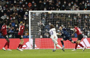 Ocasión Luka Modric. El jugador croata manda el balón al larguero de Jasper Cillessen.