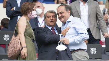 Joan Laporta, en el palco con Kojin Aperribay.