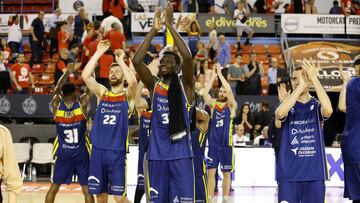 Los jugadores del MoraBanc Andorra celebran la victoria en el Nou Congost de Manresa.