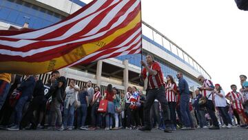 La afici&oacute;n del Atl&eacute;tico, en la imagen antes de un partido en el Calder&oacute;n, suele seguir al equipo.