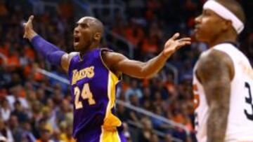 Kobe Bryant protesta por considerar que le hab&iacute;an hecho una falta no se&ntilde;alada ante Isaiah Thomas.