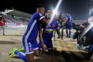 Futbol, Universidad de Chile vs Union Española
Séptima fecha, campeonato de Clausura 2016/17
El jugador de Universidad de Chile  Sebastian Ubilla, izquierda derecha centro, celebra  su gol  contra  Union Española durante el partido de primera division disputado en el estadio Nacional de Santiago, Chile.
19/03/2017
Ramon Monroy/Photosport
*************

Football, Universidad de Chile vs Union Española
7th date, Clousure Championship 2016/17
Universidad de Chile's,  Sebastian Ubilla,left right center, celebrates his gol against Universidad de Chile, during the first division football match at the Nacional stadium in Santiago, Chile.
19/03/2017
Ramon Monroy/Photosport