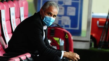 AME3471. PORTO ALEGRE (BRASIL), 04/06/2021.- Tite, director t&eacute;cnico de Brasil, se sienta hoy en el banquillo previo al partido contra Ecuador por las eliminatorias sudamericanas al Mundial de Catar 2022, en el estadio Beira Rio de Porto Alegre (Bra