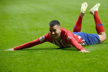 ¡¡QUÉ GOLAZO DE CORREA!! ¡Espectacular disparo con efecto del argentino desde la frontal que se ha colado ajustadísimo al palo! Neto se quedó mirando el balón...