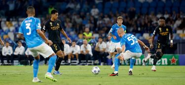 1-1. Jude Bellingham roba el balón a Giovanni Di Lorenzo, el jugador inglés asiste a Vinicius para que la cruce raso al palo largo de Alex Meret.