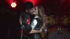 Miriam Rodr&iacute;guez dando un beso en la mejilla a Pablo L&oacute;pez durante el concierto del tour &quot;Contigo&quot; ofrecido en Madrid el 11 de enero de 2019.