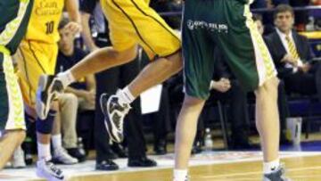 El escolta estadounidense del Herbalife Gran Canaria Jon Scheyer intenta un pase en presencia del pivot croata del Unicaja, Kosta Perovic.